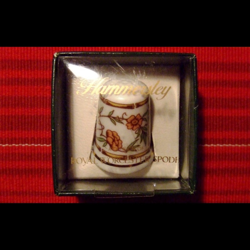 New HAMMERSLEY Collectible Thimble Royal Worcester England